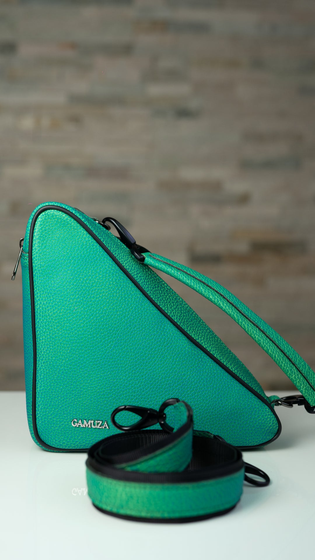 Medium Triangle Verde Cameleon