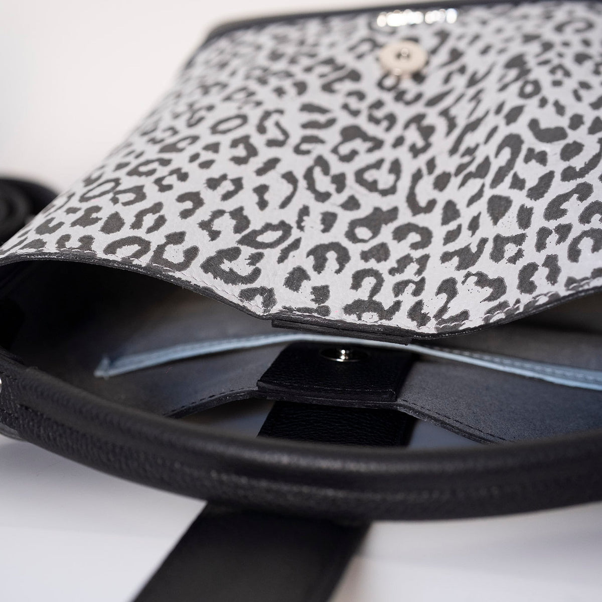 LADY LINE - genuine leather bag, bucket style, medium size