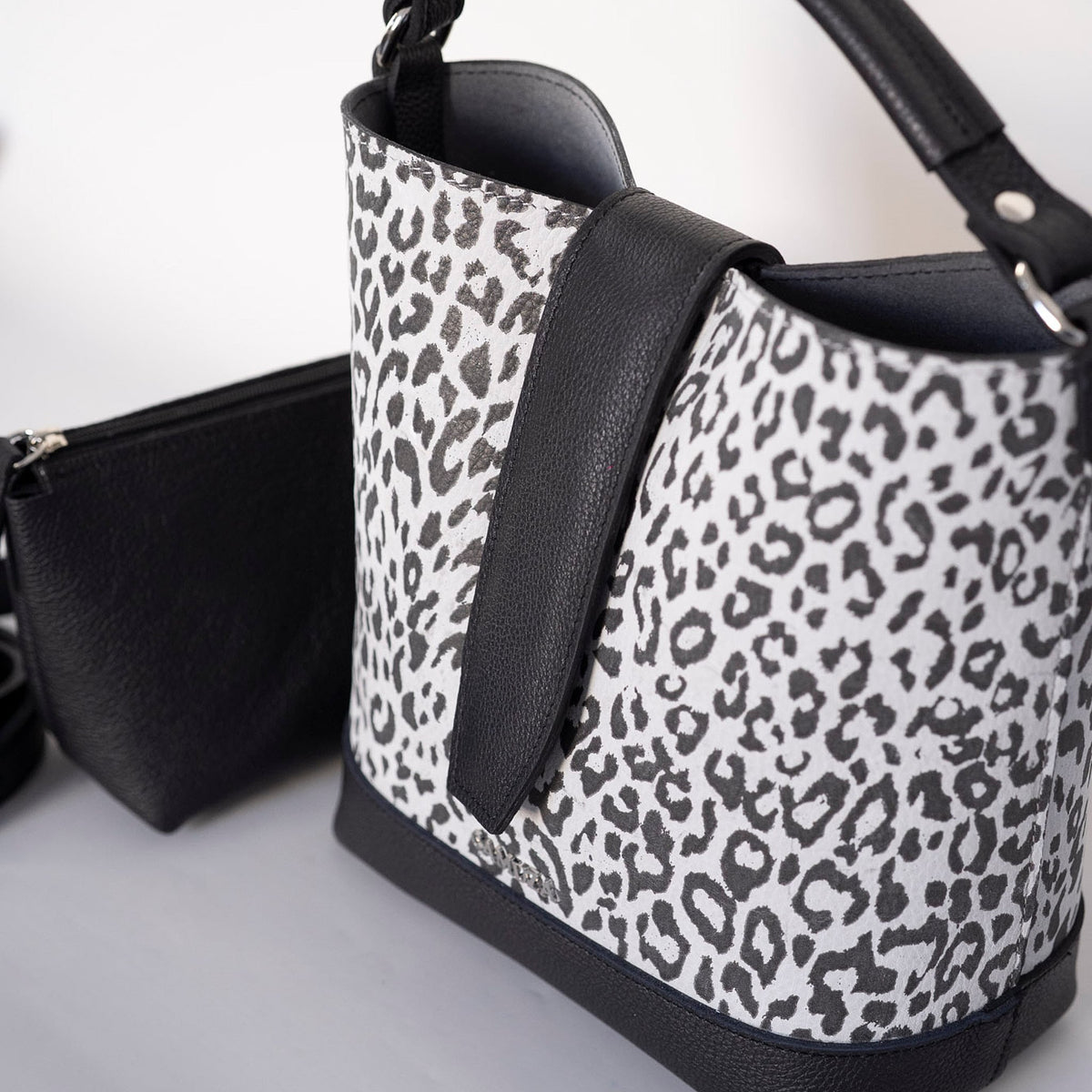 LADY LINE - genuine leather bag, bucket style, medium size