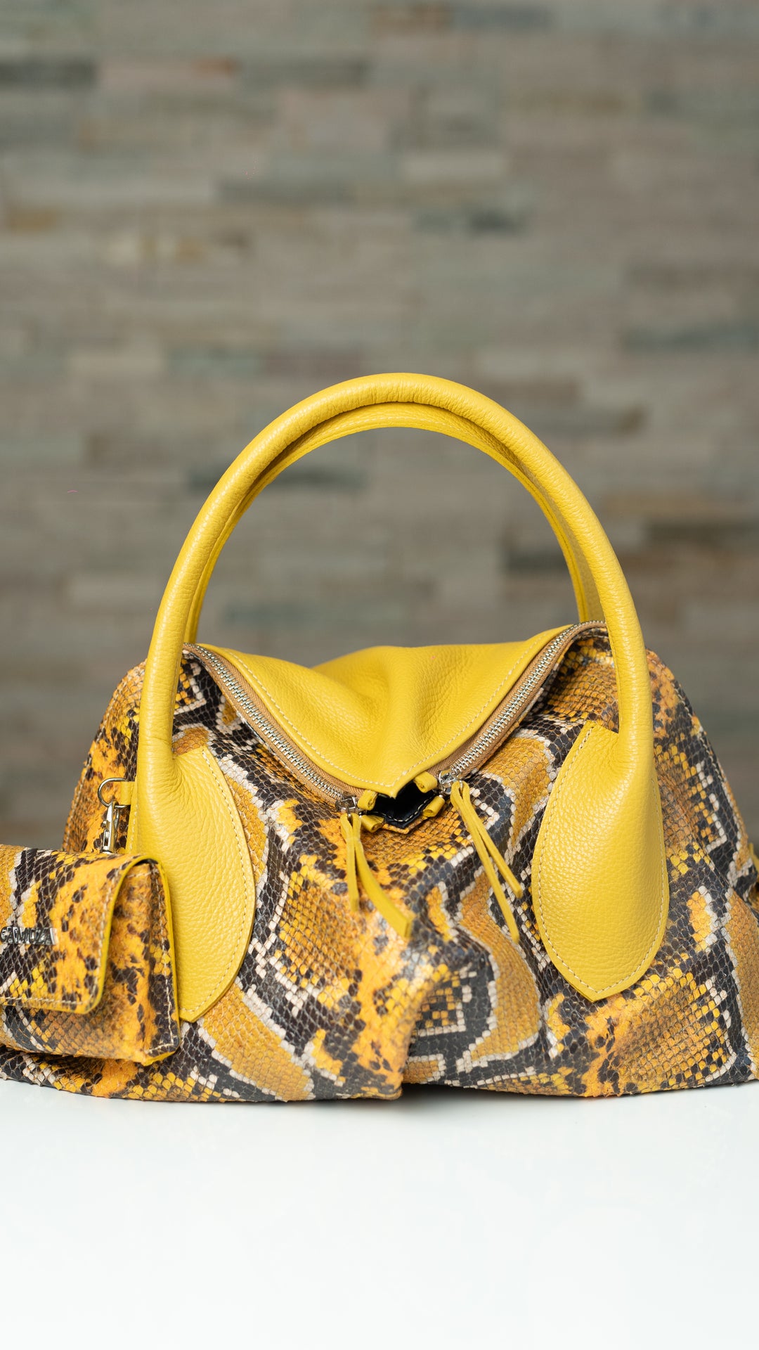 Girl Cosmopolitan Galben