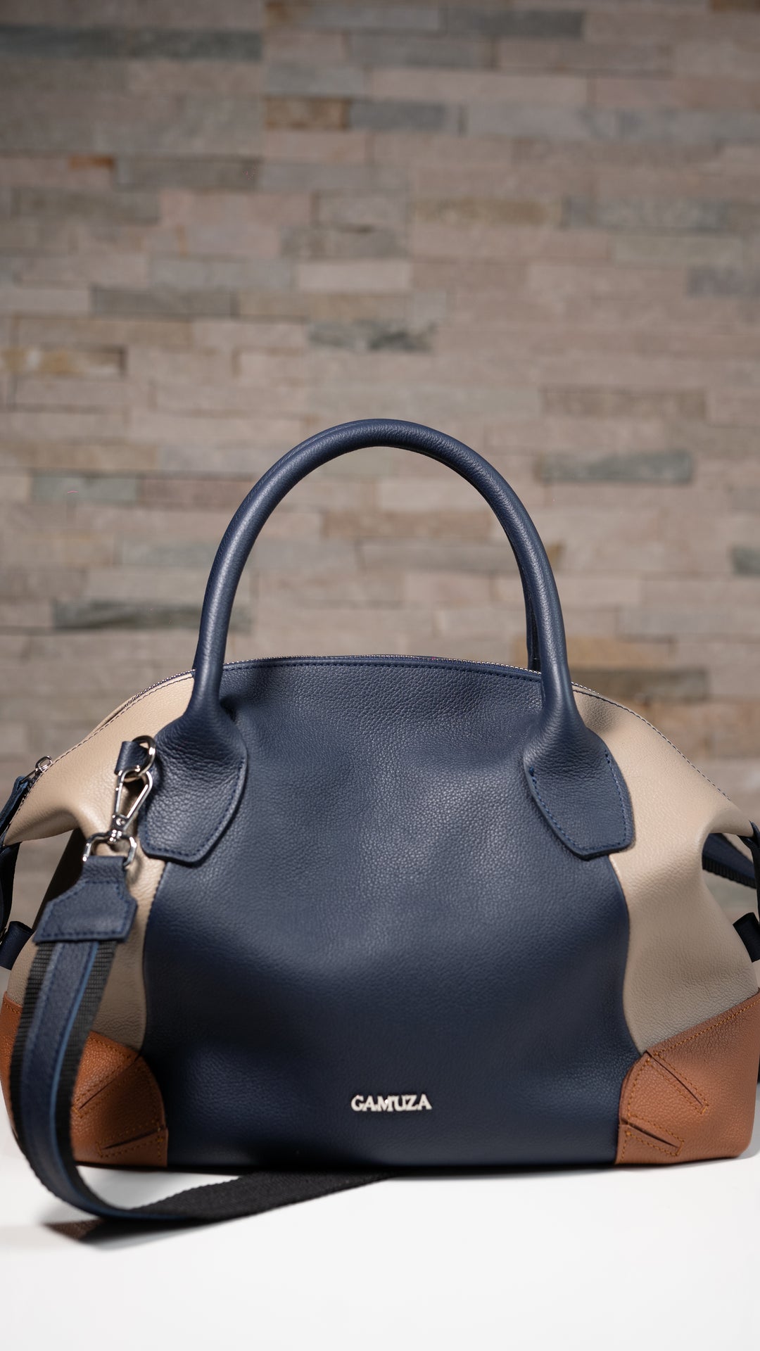 Girl Explore Bleumarin