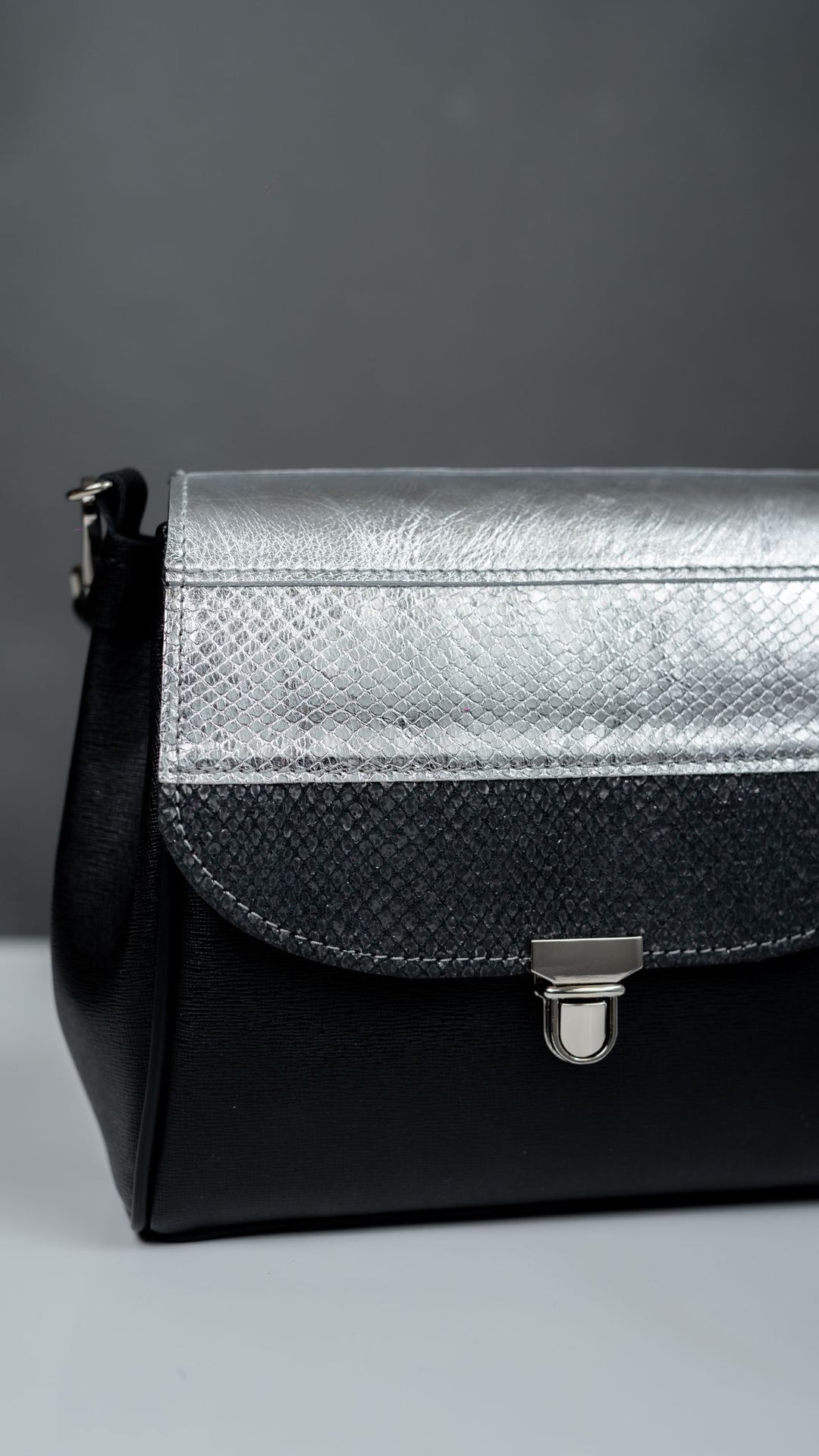 Small Acapella black metals